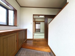 玄関はおうちの顔とも呼ばれる重要な場所！明るくスッキリと見える空間で住まう人を見送り、出迎えてくれます。
