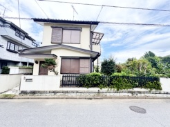 6.2m幅員の道路に面しておりお車の運転が苦手な方でも安心して出入りいただけます。