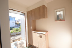 明るく開放的な玄関、靴の脱ぎ履きもしやすく、収納も豊富でご家族皆様の靴をスッキリ収納できます。
