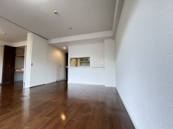 家族団欒のリビング。陽光差し込む食卓には家族の会話とスマイルが溢れます。いつまでもここで食卓を囲みたくなる、そう感じさせてくれるスペース。
