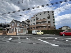 五感で感じる、現地でしかわからない事も沢山ございます。周辺環境なども一緒にご案内いたしますのでお気軽にお問合せください。
