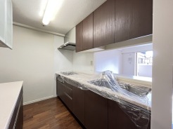 人工大理石を使用したシステムキッチン。永く傷つきにくく、お手入れもしやすい高機能性です。

