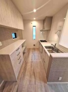 収納量豊富なシステムキッチン。明るい光が差し込む窓も調味料置き場などに役立ちます。カウンターキッチンと違い、背面を広く使えるので自由度が高いのも嬉しいですね。
