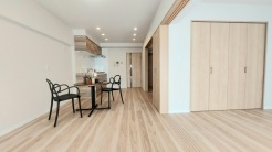 扉を開放するとLDKと洋室を一体利用できる空間！扉を閉めると独立した空間としても活用できます。
