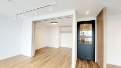 扉を開放するとLDKと洋室を一体利用できる空間！扉を閉めると独立した空間としても活用できます。
