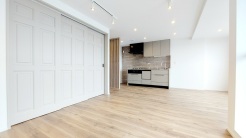 どんな家具にでも相性が良い清潔感ある白色調のクロスを採用。主張しすぎない配色、耐久性にも優れた床材は日々のメンテナンスも楽に、快適に過ごして頂けるよう考えられています。
