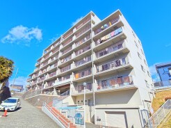 西武池袋線「入間市」駅から徒歩１０分。
新耐震基準適合マンションです。