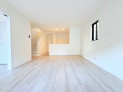 家族団欒のリビング。陽光差し込む食卓には家族の会話とスマイルが溢れます。いつまでもここで食卓を囲みたくなる、そう感じさせてくれるスペース。
