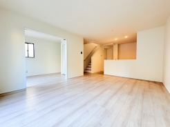 家族団欒のリビング。陽光差し込む食卓には家族の会話とスマイルが溢れます。いつまでもここで食卓を囲みたくなる、そう感じさせてくれるスペース。
