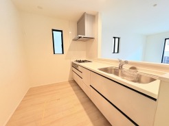 人工大理石を使用したシステムキッチン。永く傷つきにくく、お手入れもしやすい高機能性です。
