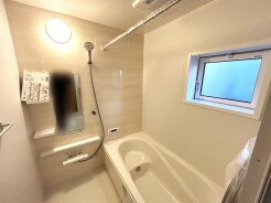 一緒にお風呂に入っている子供達の声がリビングまで聞こえてきそうな広々とした１坪バス
