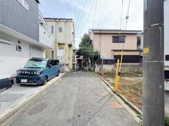 4m幅員の道路に面しておりお車の運転が苦手な方でも安心して出入りいただけます。
