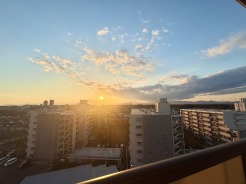 窓から眺める風景は一日の疲れを癒すヒーリングを奏でる、心地の良い時間を演出してくれます。室内も重要ですが、周りの環境もマイホーム選びの大事なポイント
