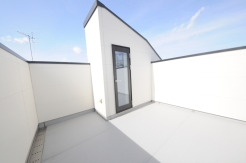 陽ざしが差込む明るいバルコニー。奥行きのあるバルコニーはお洗濯時に助かります。
