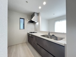 リビングにいる家族の顔が見渡せるカウンターキッチン。お料理もより一層おいしく、楽しく。食器棚を背面に設置しても十分な広さを確保しています。
