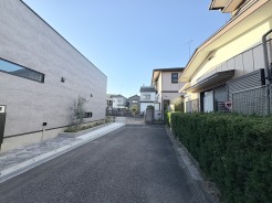 戸建てが立ち並ぶ静かな住宅街。四季折々の移り変わりを感じながら自然と楽しみ、暮らす、そんな毎日を日々の中で感じられる住環境
