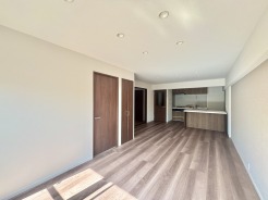 家族団欒のリビング。陽光差し込む食卓には家族の会話とスマイルが溢れます。いつまでもここで食卓を囲みたくなる、そう感じさせてくれるスペース。
