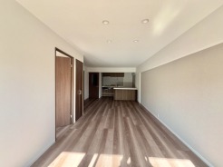 家族団欒のリビング。陽光差し込む食卓には家族の会話とスマイルが溢れます。いつまでもここで食卓を囲みたくなる、そう感じさせてくれるスペース。
