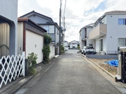 4m幅員の道路に面しておりお車の運転が苦手な方でも安心して出入りいただけます。

