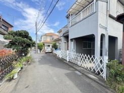 4m幅員の道路に面しておりお車の運転が苦手な方でも安心して出入りいただけます。
