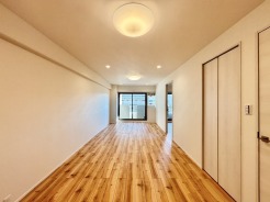 家族や友人、両親、親戚とこれから沢山の時間を紡ぐのだろう。そこを彩るのは窓から見える青い空、心地よい緑。そんなイメージが膨らむリビングスペース。
