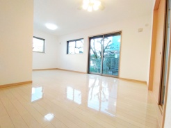 家族の集うリビングには色々な方向から光が差し込む設計に。家族のコミュニケーションが弾むスポットだから明るい雰囲気であってほしい。
