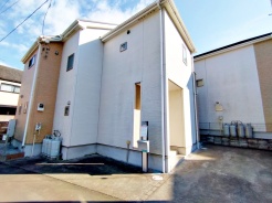 戸建てが立ち並ぶ静かな住宅街。四季折々の移り変わりを感じながら自然と楽しみ、暮らす、そんな毎日を日々の中で感じられる住環境
