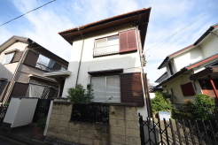 戸建てが立ち並ぶ静かな住宅街。四季折々の移り変わりを感じながら自然と楽しみ、暮らす、そんな毎日を日々の中で感じられる住環境
