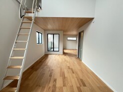 明るく、開放感もあり、冬は暖気が上昇しやすい吹き抜けリビング。
