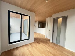 家族や友人、両親、親戚とこれから沢山の時間を紡ぐのだろう。そこを彩るのは窓から見える青い空、心地よい緑。そんなイメージが膨らむリビングスペース。
