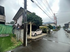 戸建てが立ち並ぶ静かな住宅街。四季折々の移り変わりを感じながら自然と楽しみ、暮らす、そんな毎日を日々の中で感じられる住環境
