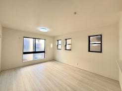 家族団欒のリビング。陽光差し込む食卓には家族の会話とスマイルが溢れます。いつまでもここで食卓を囲みたくなる、そう感じさせてくれるスペース。
