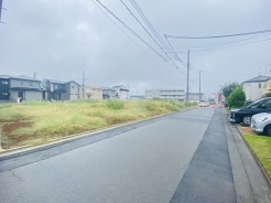 6m幅員の道路に面しておりお車の運転が苦手な方でも安心して出入りいただけます。

