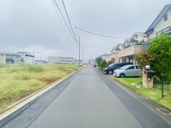 6m幅員の道路に面しておりお車の運転が苦手な方でも安心して出入りいただけます。
