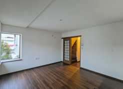 【ＬＤＫ／約10.0帖】
室内一部リフォーム済み！綺麗に生まれ変わった中古戸建です。