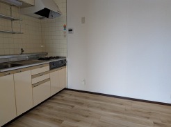 壁付のキッチンは上部に収納が作りやすいのがメリット。空間を有効活用したすっきりとしたデザイン。
