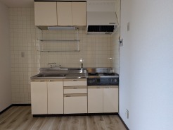 上部に収納のあるキッチン