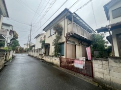 戸建てが立ち並ぶ静かな住宅街。四季折々の移り変わりを感じながら自然と楽しみ、暮らす、そんな毎日を日々の中で感じられる住環境
