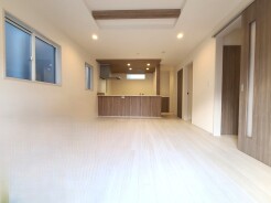 家族団欒のリビング。陽光差し込む食卓には家族の会話とスマイルが溢れます。いつまでもここで食卓を囲みたくなる、そう感じさせてくれるスペース。
