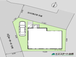 角地で解放感のある立地です。