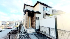 戸建てが立ち並ぶ静かな住宅街。四季折々の移り変わりを感じながら自然と楽しみ、暮らす、そんな毎日を日々の中で感じられる住環境
