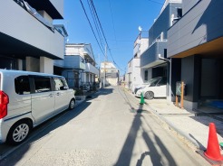 戸建てが立ち並ぶ静かな住宅街。四季折々の移り変わりを感じながら自然と楽しみ、暮らす、そんな毎日を日々の中で感じられる住環境
