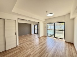 家族や友人、両親、親戚とこれから沢山の時間を紡ぐのだろう。そこを彩るのは窓から見える青い空、心地よい緑。そんなイメージが膨らむリビングスペース。
