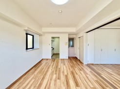 家族の集うリビングには色々な方向から光が差し込む設計に。家族のコミュニケーションが弾むスポットだから明るい雰囲気であってほしい。
