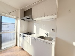 壁付のキッチンは上部に収納が作りやすいのがメリット。空間を有効活用したすっきりとしたデザイン。
