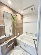 その日の疲れをゆっくりと落としてくれる場所、お子様との大事なひと時を楽しくしてくれる場所。曲線美も感じられるくつろぎのバスタブは、半身浴も楽しめる居心地の良さ。
