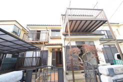 戸建てが立ち並ぶ静かな住宅街。四季折々の移り変わりを感じながら自然と楽しみ、暮らす、そんな毎日を日々の中で感じられる住環境
