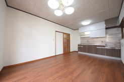 いつも家族の集まるリビングは広々とした9.6帖。通風・採光にも優れ、心安らぐ風と光がたえない空間。汎用性に富んだ居住スペースと、高揚感さえも与えてくれる住空間です。
