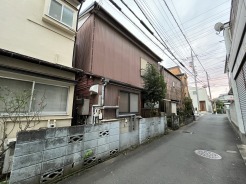 戸建てが立ち並ぶ静かな住宅街。四季折々の移り変わりを感じながら自然と楽しみ、暮らす、そんな毎日を日々の中で感じられる住環境

