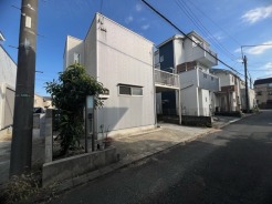穏やかな街並みに調和し、心地よい静けさを感じさせる住まい。青い空の下、どこか懐かしさを覚える佇まいが、日々の暮らしに安らぎをもたらします
 